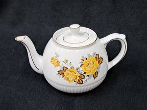 lot 111 image: Tea Pot
