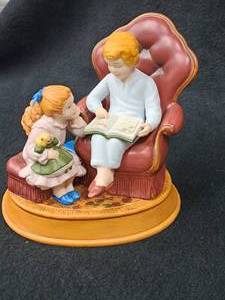 lot 114 image: Avon Enjoying the Night Before Christmas Third Edition 1983 Figurine