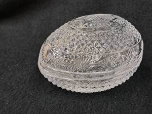 lot 85 image: Avon Mothers Day 1977 Crystal Egg Dish