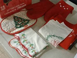 lot 246 image: Lot of (6) Assorted Holiday Towels and Mitts