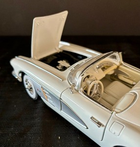 1958 Corvette 118 Scale Model Car