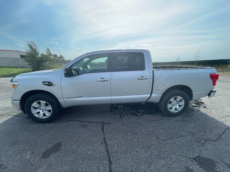 lot 14 image: 2017 Nissan Titan SV - 4X4 - 2 OWNERS