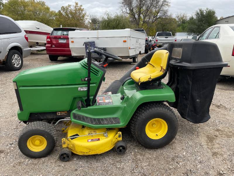 lot 115AA image: 1995 John Deer Lx 172 Lawn Mower