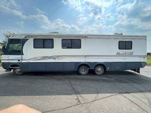 lot 122 image: 1997 Fleetwood Pacearrow Tan