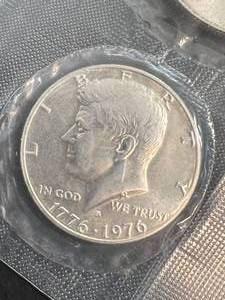 lot 09 image: 1776-1976 US 3 COIN SILVER BICENTENNIAL SET