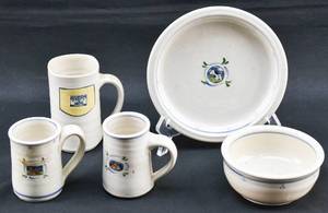 lot 175 image: Five-Piece Homquist Pottery Set Featuring Small Painted Animals - Three Mugs, One Bowl, One Plate
