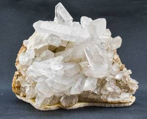 lot 124 image: Clear Quartz Cluster Desk Decoration