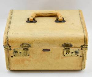 lot 96 image: Vintage Trans Atlantic Luggage Small Leather Train Case