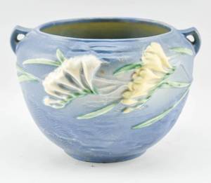 lot 67 image: Roseville Pottery Blue Ceramic Freesia Jardiniere 669-6