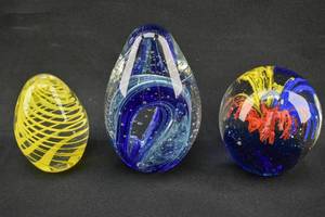lot 211 image: 3 Glass Paperweights