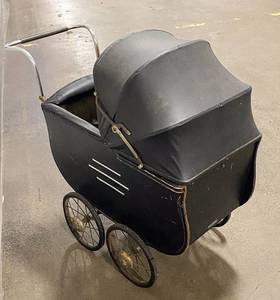 lot 218 image: Antique Trav-L-Eez Baby Carriage, c. 1920