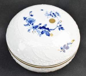 lot 10 image: Blue and White Porcelain Covered Dish with Crossed Swords Mark