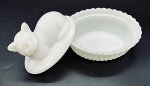 Vintage Westmoreland Cat on Ribbed Basket Lidded Dish