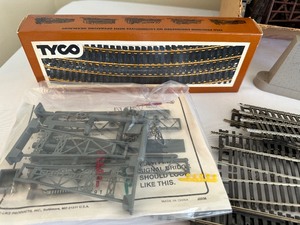 Assorted HO Scale Train Accessories