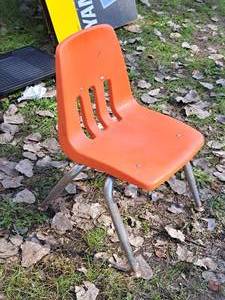 lot 685 image: Childrens PlasticMetal Chair