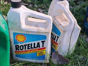 lot 702 image: Lot of (2) Shell Rotella 15W-40 Motor Oil 1-Gallon Plastic Bottles