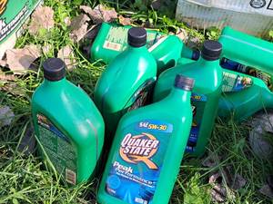 lot 703 image: Lot of (7) Quaker State 5W-30 Motor Oil 1-Quart Plastic Bottles
