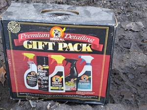 lot 713 image: Armor All Premium Detailing Gift Pack (in original packaging)