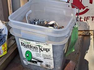 lot 726 image: Lot of (1 Bucket) Assorted Nails