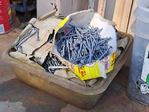 lot 727 image: Lot of (1 Tub) Assorted Nails