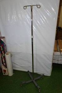lot 322 image: Invacare IV Bag Hanger