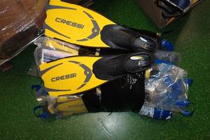 lot 329 image: 10 Sets Cressi Pluma YellowBlack Swim Fins Assorted Sizes