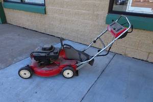 lot 335 image: Toro 21 Rear Bagger Lawn Mower