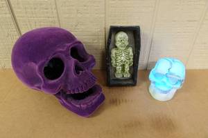 lot 348 image: Halloween Skull Dcor