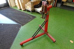 lot 386 image: Buffalo Heavy Duty Engine Stand