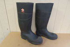 lot 392 image: Red Ball 16 Waterproof Boots -Size 7
