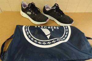 lot 393 image: Womens Skechers Sneakers with Bag -Size 8.5