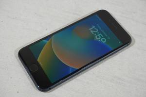 lot 16 image: Apple iPhone 8 64GB Smart Phone
