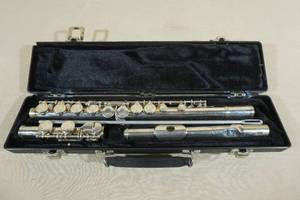 lot 20 image: Armstrong 104 Student Closed Hole Flute with Hard Case