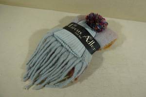 lot 136 image: Marcus Adlers Gift Set Scarf & Hat