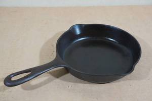 lot 161 image: Griswold #3 Cast Iron Skillet