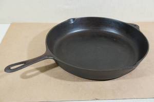 lot 163 image: Vintage 12 Cast Iron Skillet