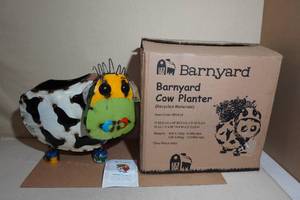 lot 188 image: Barnyard Cow Planter 22.1x14.4x22.6