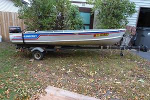 lot 1M image: 1981 Alumacraft F7 14 Aluminum Boat with Johnson 8HP Outboard and Trailer