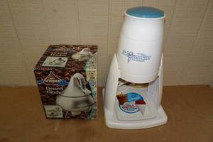 lot 317 image: Snowman Ice Shaver with Dessert Fondue Set