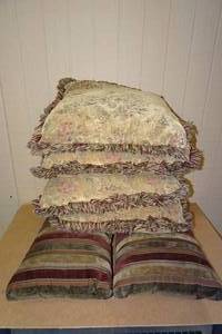 lot 318 image: 6 Throw Pillows