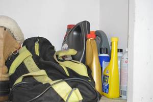 lot 173 image: Shelf Contents