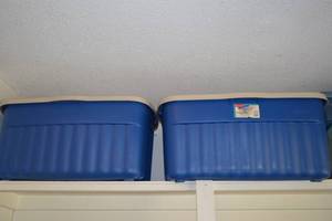 lot 176 image: 2pc Rubbermaid tote bins.