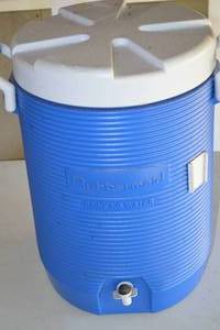 lot 178 image: Rubbermaid water cooler