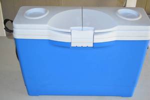 lot 180 image: Rubbermaid cooler with carry strap and cup holders