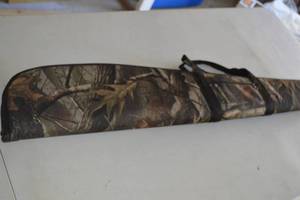 lot 195 image: 50 inch Realtree hardwoods gun case