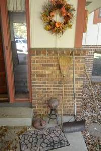 lot 209 image: Shovel, Broom, Decor
