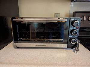 lot 102 image: Hamilton Beach Toaster Oven
