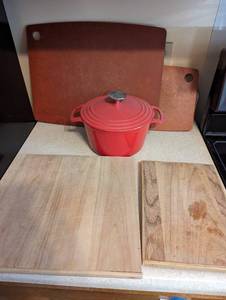 lot 113 image: Dutch Oven & Cutting Boards