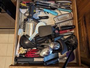 lot 115 image: Contents Of Drawer - See Pictures