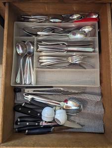 lot 125 image: Contents Of Drawer - See Pictures